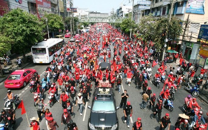 BANGKOK – In de Thaise hoofdstad Bangkok demonstreren zaterdag opnieuw tienduizenden aanhangers van de oppositie. Ze eisen het aftreden van premier Abhisit Vejjajiva. Foto EPA