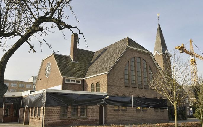 EMMEN – De Zuiderkerk in het centrum van Emmen is gisteren omwikkeld met een band van landbouwplastic. Het ‘rouwlint’ is een protest tegen de dreigende sloop van het godshuis. Vanwege een teruglopend ledental ziet de protestantse gemeente Emmen zich genoo