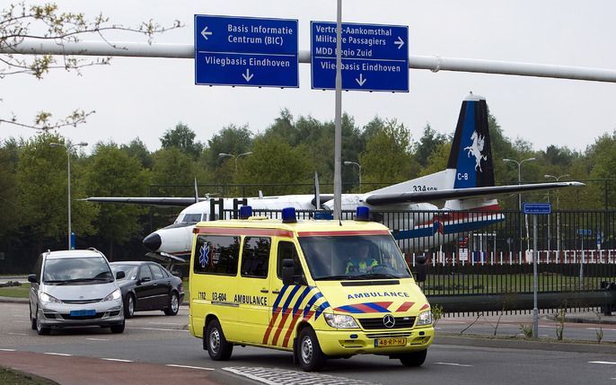 EINDHOVEN - De 9-jarige Ruben is na de landing op Eindhoven Airport per ambulance overgebracht naar een onbekend ziekenhuis. Foto ANP