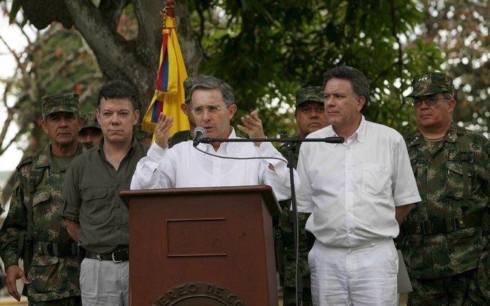 VILLAVICENCIO - De Colombiaanse president, Alvaro Uribe Velez spreekt de pers toe na de mislukte onderhandelingen over de vrijlating van drie gijzelaars door de FARC. Foto EPA