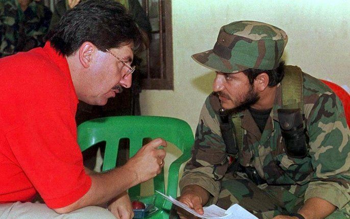 SAN VICENTE DEL CAGUAN - Ivàn Ríos in gesprek met voormalig minister van buitelandse zaken Nestor Humberto Martinez. Archieffoto 1999 EPA