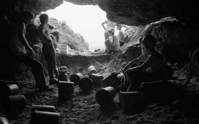 Een archeologisch team kamt de grotten bij Qumran uit. Foto Alfred Muller