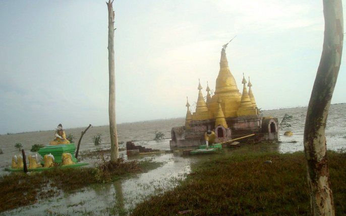 RANGOON (ANP/AFP) – Birma accepteert Amerikaanse noodhulp om de slachtoffers van de cycloon Nargis te helpen. Dat meldde de staatstelevisie van Birma vrijdag. Een ondergelopen Boedhistische tempel in Bogolay. Foto EPA