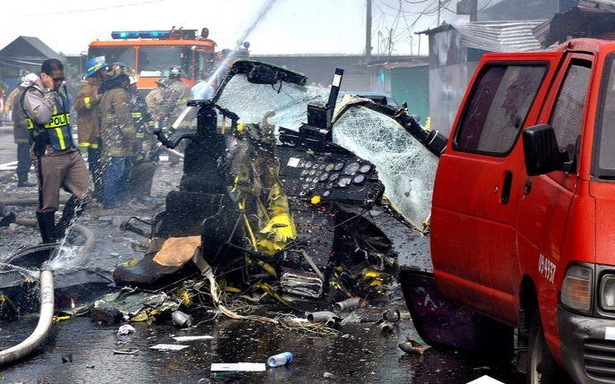 De neergestorte helicopter in een straat in Panama. Foto EPA