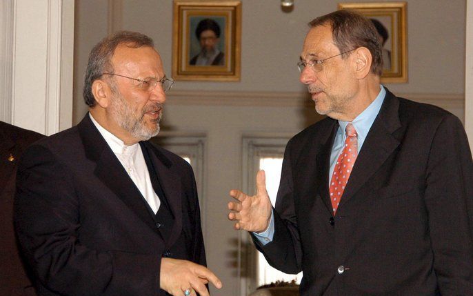 TEHERAN - De Iraanse minister van buitenlandse zaken Manouchehr Motakki (L) praat met de buitenlandcoördinator van de Europese Unie Javier Solana tijdens hun ontmoeting in Teheran. Foto EPA