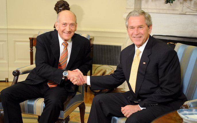 „Laten we hopen dat Olmert en Bush het Hebreeuwse en Engelse equivalent van ”Bezint eer ge begint” kennen en in acht nemen.” Foto: De Israëlische premier Olmert (l.) en de president Bush van de Verenigde Staten. Foto EPA