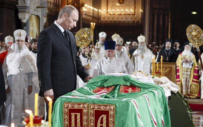 MOSKOU - Ook de Russische president Medvedev en premier Poetin namen dinsdag deel aan de dodenmis. Foto EPA