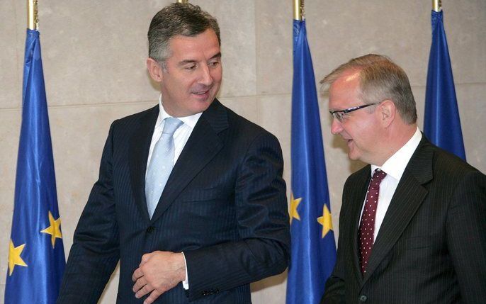 EU–commissaris Olli Rehn en premier Milo Djukanovic van Montenegro spreken in juni 2008 over toetreding tot de Europese Unie. Foto EPA