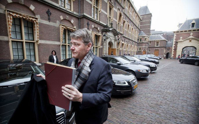 Minister Donner (Sociale Zaken) verlaat vrijdagmiddag het ministerie van Algemene Zaken, na afloop van de ministerraad. Foto ANP