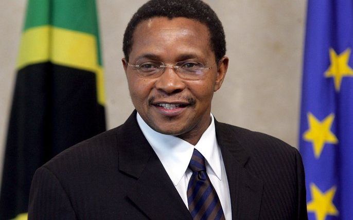 KAMPALA – President Jakaya Kikwete van Tanzania heeft orders gegeven tot het houden van landelijke referenda, waarbij Tanzanianen briefjes kunnen inleveren met daarop namen van mensen die zij ervan verdenken mee te doen met de jacht op albino’s. Foto EPA