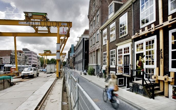 AMSTERDAM - Verzakte panden langs het traject van de Noord-Zuidlijn aan de Amsterdamse Vijzelgracht, voorzien van door kunstenaar en buurtbewoner Peter Doeswijk gemaakte kopieen van oude meesters. De onderzoekscommissie-Veerman heeft donderdag een rapport