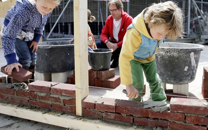 HAARLEM - Twee kinderen zijn aan het metselen tijdens de Dag van de Bouw. Foto ANP