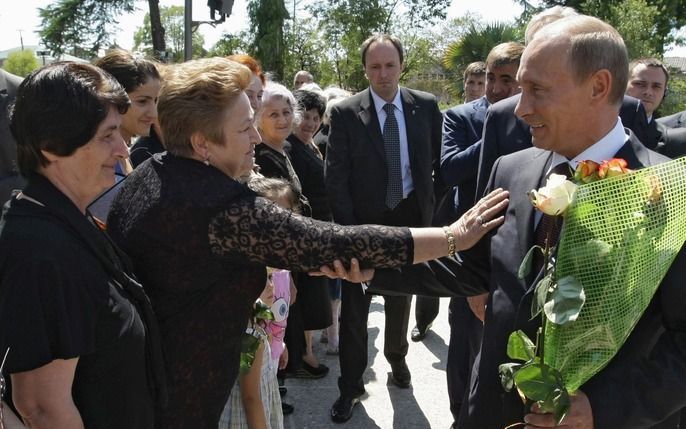 De Russische premier Vladimir Poetin wordt enthousiast begroet in de afvallige Georgische regio Abchazië. Foto EPA