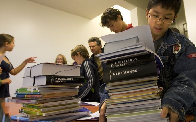 AMSTERDAM - Studenten die beginnen aan een studie op de Hogeschool InHolland moeten een convenant tekenen. Daarin staan afspraken over aanwezigheid, meewerken en inzet voor de studie. De hogeschool garandeert in het conventant de student een goede studie.