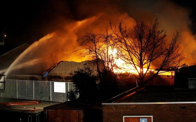 In Dordrecht heeft vrijdag urenlang een grote uitslaande brand gewoed in panden aan het Van Neurenburgpad. Foto ANP