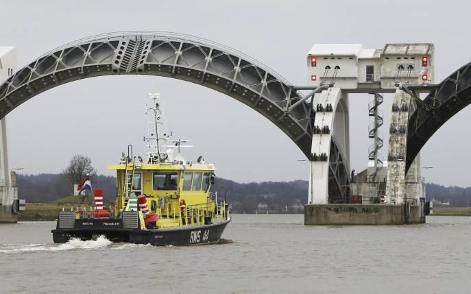 De stuw bij Driel is woensdag opengezet. Dat deed Rijkswaterstaat om het vele regenwater uit Duitsland zo snel mogelijk naar zee te kunnen laten wegstromen. Normaal gesproken houdt de stuw bij Driel water tegen, zodat er voldoende zoet water naar het IJss