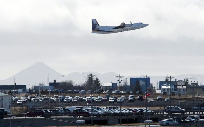 REYKJAVIK – De internationale luchthaven van Reykjavik blijft wegens de aswolk die uit de vulkaan onder de Eyjafjalla–gletsjer komt, minstens tot dinsdag gesloten. Dat meldden de luchtvaartautoriteiten zaterdag in de IJslandse hoofdstad. Foto EPA