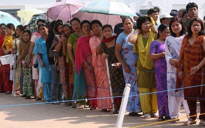 Inwoners van Nepal in de rij voor de stembus. Foto EPA