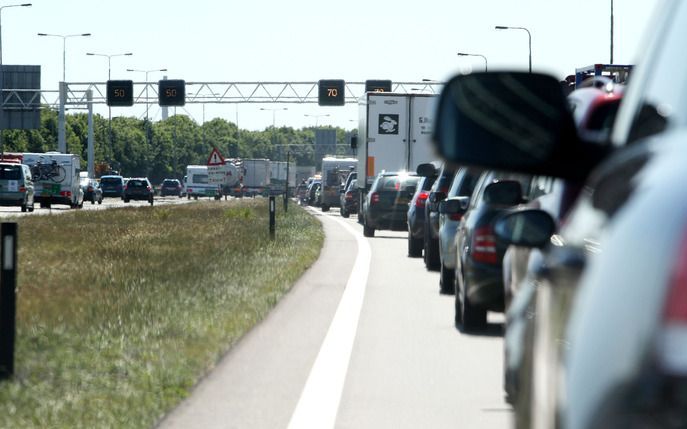 Nederlanders stonden de eerste vijf maanden van het jaar aanzienlijk minder lang in de file dan in dezelfde periode vorig jaar. Foto ANP