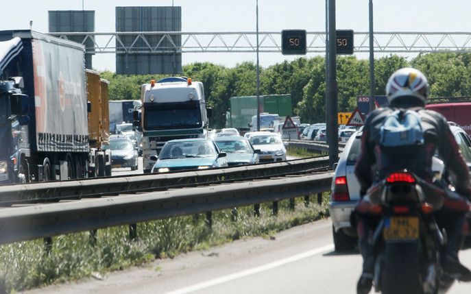 RIJSWIJK - De snelweg A4 in de richting van Delft en ter hoogte van Rijswijk is vrijdagmiddag volledig afgesloten geweest voor het verkeer als gevolg van een botsing tussen twee auto’s. Foto ANP