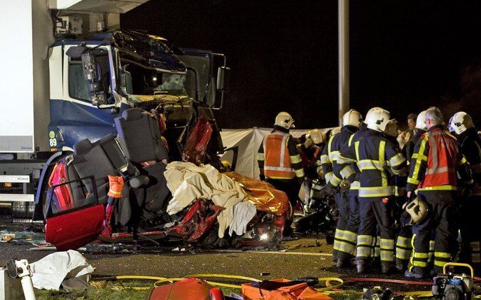 Het ongeval bij Staphorst gebeurde door plotseling opkomende mist. Er waren drie personenauto’s en twee vrachtwagens bij betrokken. Foto ANP