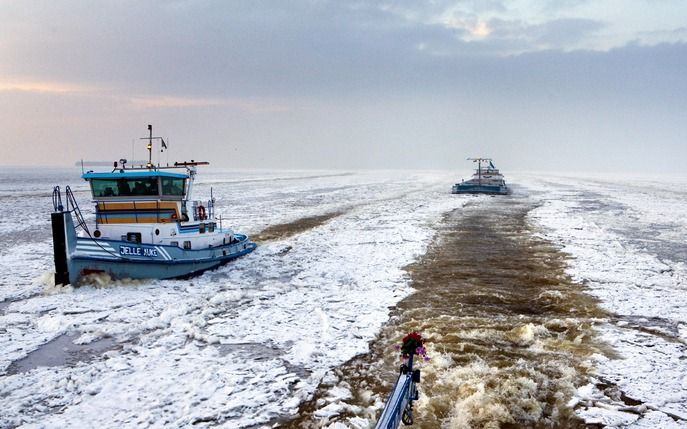 LEMMER - Op het IJsselmeer zette Rijkswaterstaat donderdag twee ijsbrekers in om de hoofdvaarroute tussen Amsterdam en Lemmer open te houden. Vrijdag kondigde Rijkswaterstaat een vaarverbod af voor de route. Foto ANP