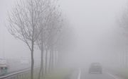 In het zuidoosten en midden heeft het verkeer flink last van de mist. Foto ANP