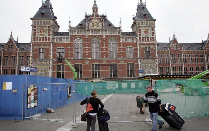 De politie heeft het Centraal Station in Amsterdam zaterdagmiddag gedeeltelijk ontruimd. Foto ANP