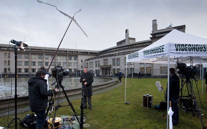 DEN HAAG - Journalisten verzamelen zich maandag voor het Joegoslavie-Tribunaal in Den Haag, waar de zaak tegen Radovan Karadzic wordt hervat. Foto ANP