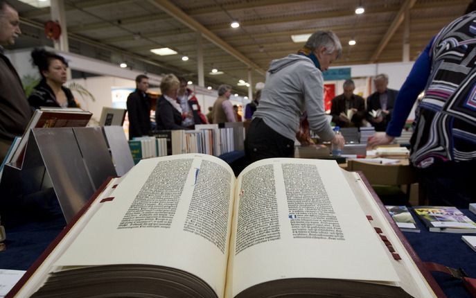 UTRECHT - De Gutenbergbijbel is te zien op de beurs Kerk &amp; Gemeente. Foto ANP