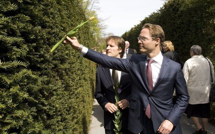 AMSTERDAM - Prins Jaime de Bourbon de Parme (R), zoon van prinses Irene, steekt zaterdag een bloem in de Taxushaag van het Dachaumonument in Amsterdam. Zijn grootvader Xavier de Bourbon de Parme was een voormalig gevangene van het concentratiekamp. Foto A