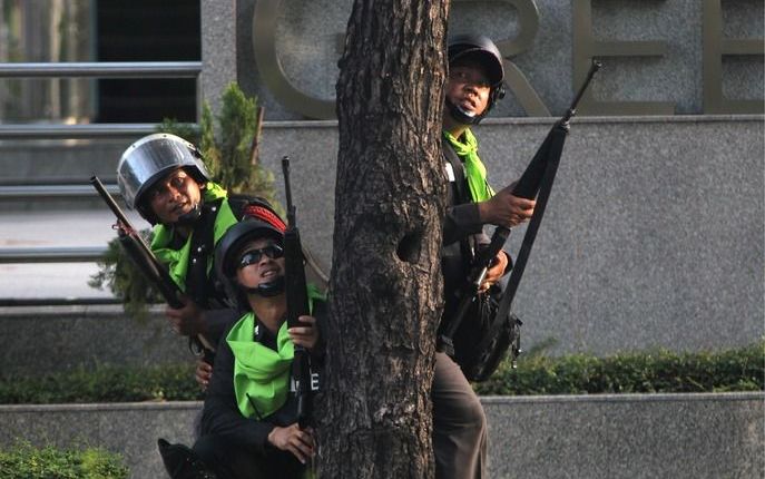 De oproerpolitie en het leger kregen toestemming om mensen dood te schieten als die zich schuldig maken aan plunderingen, brandstichting of andere criminele feiten. Foto EPA