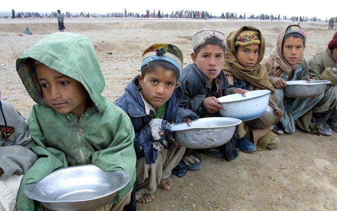 KABUL (ANP) – Door drastisch gestegen voedselprijzen worden 2,5 miljoen Afghanen door honger bedreigd. Dat maakte het Wereldvoedselprogramma WFP donderdag in de Afghaanse hoofdstad Kabul bekend. De VN-organisatie is naar eigen zeggen begonnen met het uitd