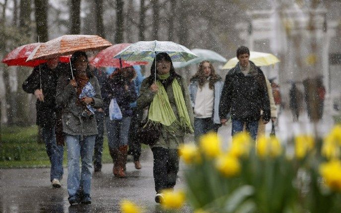 LISSE- Toeristen in de Keukenhof in Lisse trotseren de sneeuwbuien. Nederland werd tijdens Pasen geteisterd door winterse buien. Foto ANP