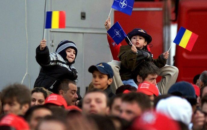 Bij de toetreding van Roemenië tot het NAVO bondgenootschap in april 2004 ging jong en oud de straat op om dit te vieren. Komende week houdt de NAVO in de hoofdstad Boekarest haar grootste topontmoeting uit de geschiedenis. Instellingen als de VN, de EU e