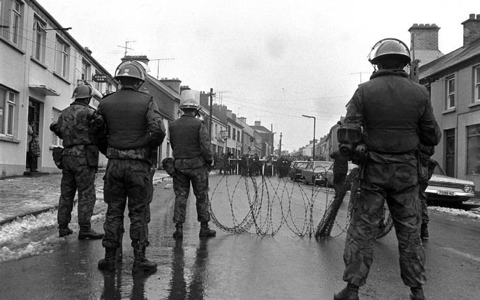 Alexander Gore is een van de ruim 250 militairen van het Ulster Defence Regiment (UDR) die door geweld zijn omgekomen. Foto: militairen van de UDR sluiten een straat af tijdens het gewapende conflict tussen Noord Ierse protestanten en katholieken. In juni