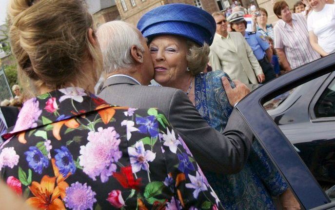 Koningin Beatrix bezocht donderdag in Bad Arolsen een tentoonstelling ter gelegenheid van de 150e geboortedag van haar overgrootmoeder, koningin Emma. Foto EPA