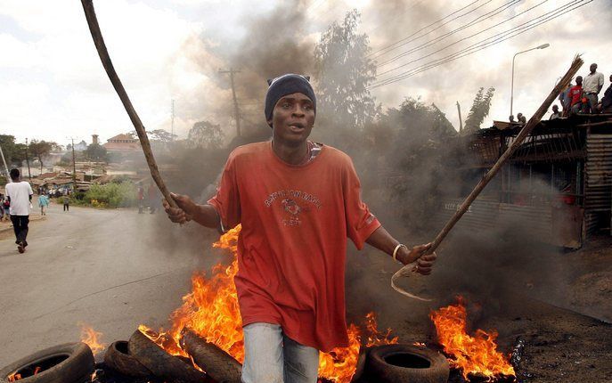 NAIROBI - Geweld in Nairobi, 8 april 2008. Het reisadvies ’waakzaamheid’ blijft ongewijzigd. Naar aanleiding van de verkrachting van vijf jonge Nederlandse vrijwilligsters tijdens een werkvakantie in Kenia, heeft het ministerie toegevoegd dat ook voor sek