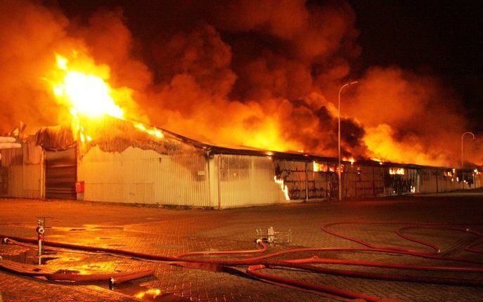 Een loods in Vehhel staat in brand. Foto ANP