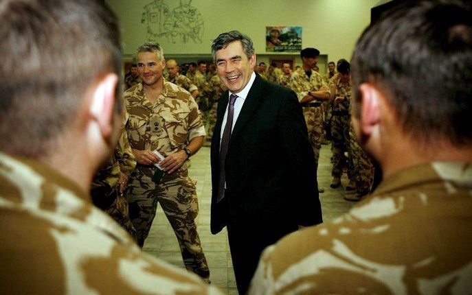 De Britse premier Gordon Brown bezoekt de troepen in Irak. Op de foto zijn bezoek van vorig jaar. Foto EPA