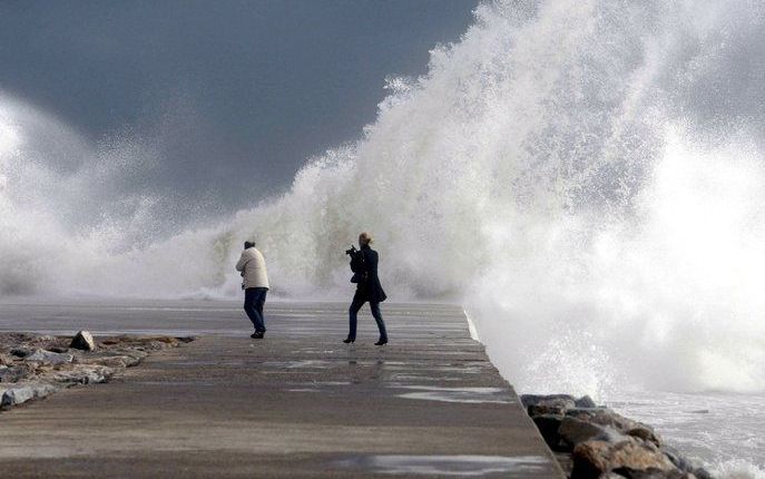 BARCELONA - Zeker vier mensen zijn dit weekeinde om het leven gekomen door storm, regen en sneeuw in het oosten van Spanje. De burgemeester van het vakantieoord Blanes, Josep Trias, repte zondag van het slechtste weer sinds de jaren vijftig, aldus de Cata