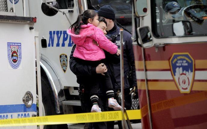 NEW YORK - Een bestelwagen is donderdag op een groep kinderen ingereden. Bij het ongeval is een vierjarig meisje en een vierjarig jongetje overleden. Een driejarig meisje verkeert in kritieke toestand. Foto EPA