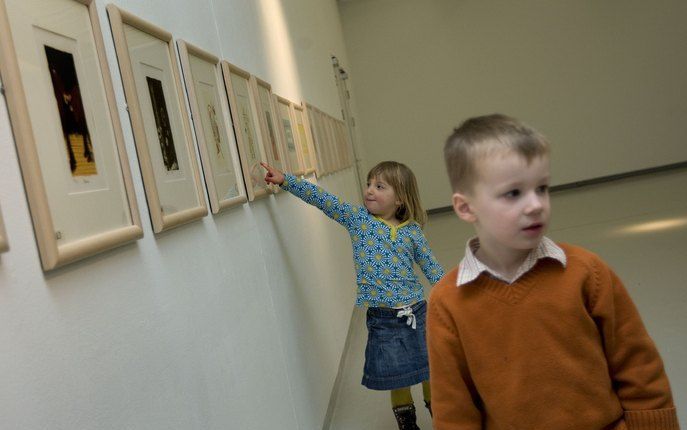 Kinderen bekijken kunst in Museum Het Valkhof in Nijmegen. Foto ANP