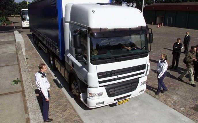 Alleen vrachtverkeer dat minder dan 50 ton weegt mag over het viaduct op de A12 bij Zevenhuizen