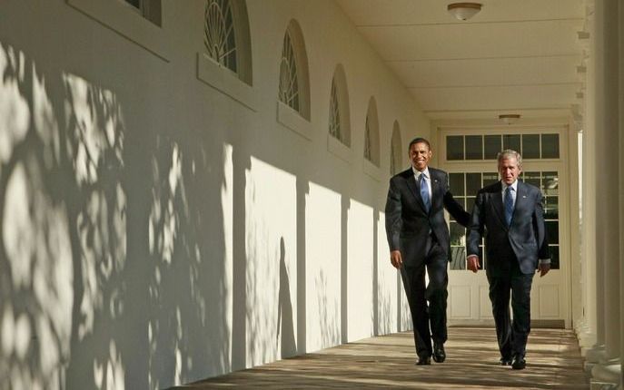 President Obama en zijn voorganger Bush bij het Witte Huis. Obama zal geen bidstond organiseren, zoals Bush. Foto EPA