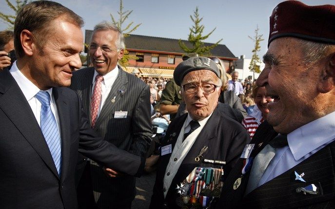 De Poolse veteraan Wojdyla (rechts) stond in Driel voor het eerst oog in oog met zijn premier. Foto ANP