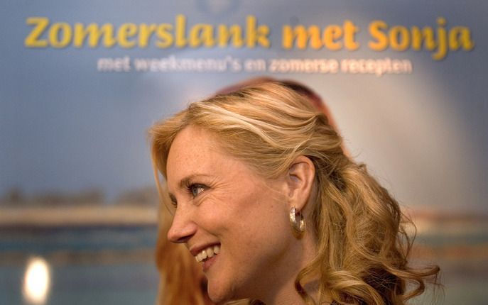 RIJSWIJK – Dieetgoeroe Sonja Bakker last een time–out in. Voorlopig zal ze geen nieuwe afslankboeken meer schrijven en nieuwe tv–programma’s worden op de lange baan geschoven. Ook haar eigen tijdschrift hangt ze aan de wilgen, zo schrijft ze op haar websi