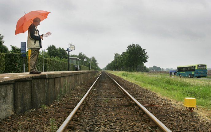 RIJSWIJK – De Onderzoeksraad voor Veiligheid wil dat alle zesduizend seinen op het treinspoor met een verbeterd veiligheidssysteem worden uitgerust zodat treinen niet langer door rood kunnen rijden. Dat heeft voorzitter Pieter van Vollenhoven zondag gezeg