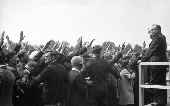 LUNTEREN – NSB-leider Mussert en zijn aanhang op 1 juni 1936 tijdens de eerste hagenspraak van de beweging op de Goudsberg in Lunteren. De jaarlijkse manifestatie trok vele duizenden bezoekers. De NSB had voor dit doel op de Goudsberg een stuk grond gekoc