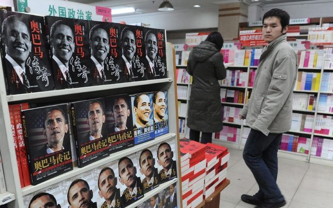 Schappen vol boeken over Obama in China tijdens het bezoek van Obama. Foto EPA